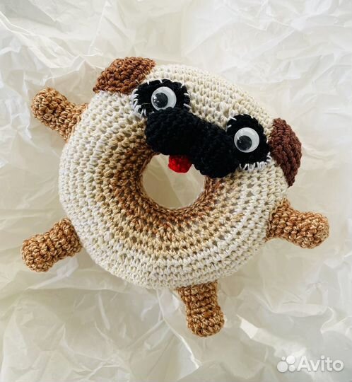 Вязаная игрушка на рюкзак, коляску