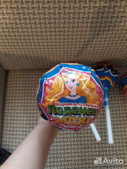 Большой чупа чупс с игрушкой