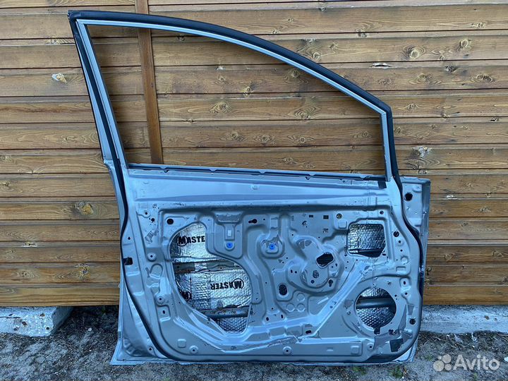 Передняя левая дверь Nissan Tiida C11