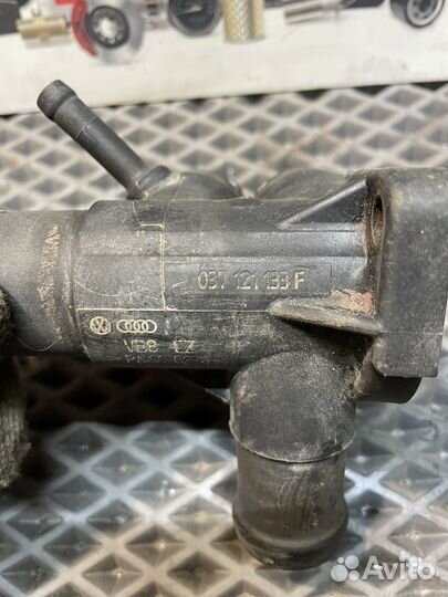 Фланец тройник охлаждения VW Passat B3 1.8 ABS