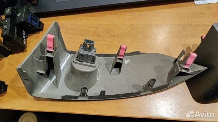 Накладка с кнопкой Toyota Rav4 2006-2013