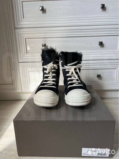 Кеды rick owens pony hair на руках