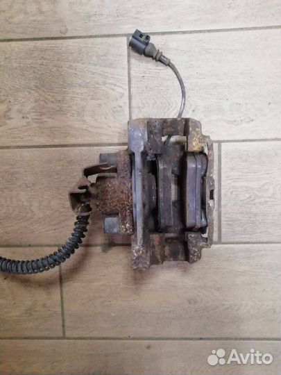 Суппорт тормозной задний левый Volkswagen Touareg