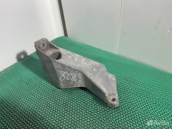 Кронштеин двигателя левый Audi A4 B6 ALT