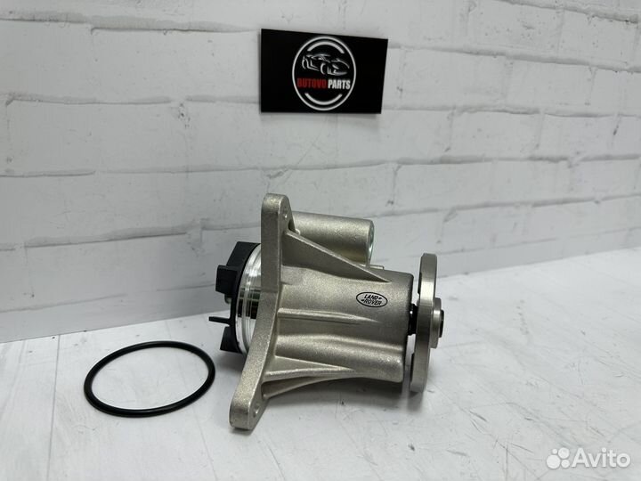 Насос водяной (помпа) LR013164 Land Rover