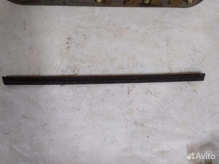 Уплотнитель передний левый Митсубиси Монтеро 3