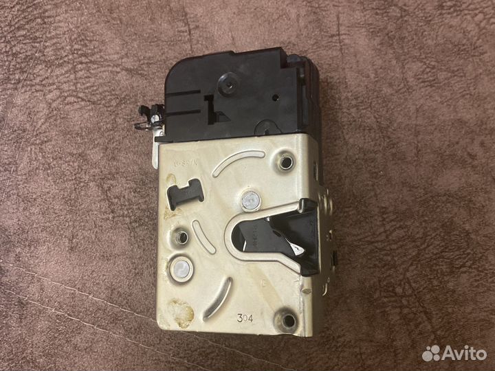 Замок передней левой двери ваз granta