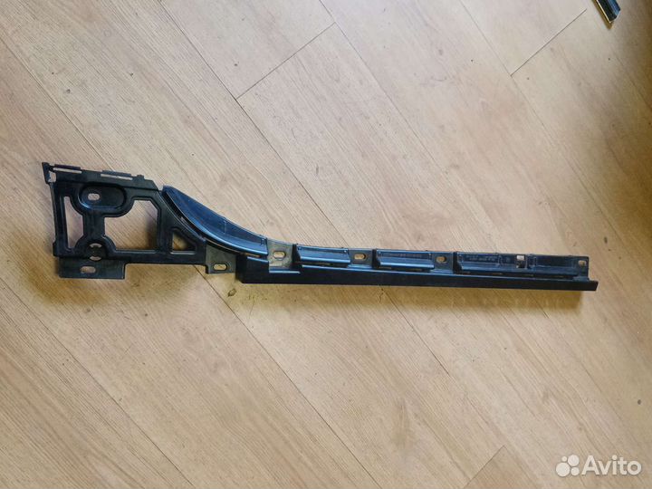 Кронштейн накладки порога правый BMW 5