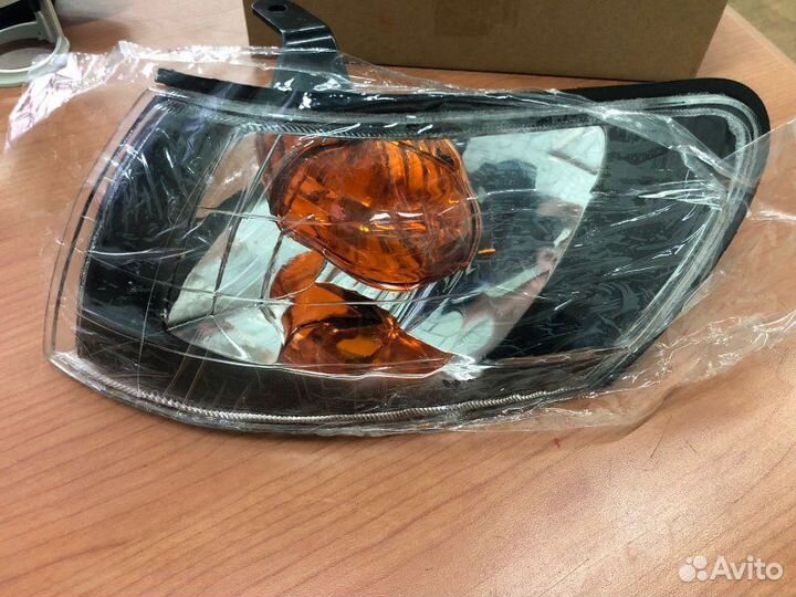 Габарит передний левый Toyota Corolla 97-02