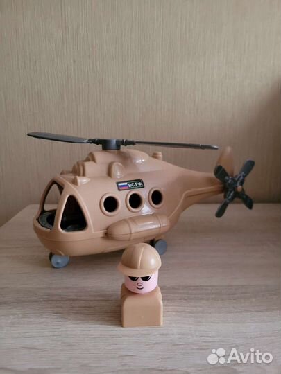 Игрушка вертолет и пилот
