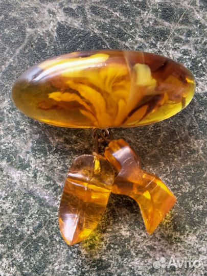 Брошь из янтаря