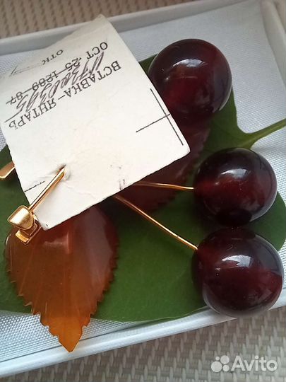 Брошь янтарь СССР