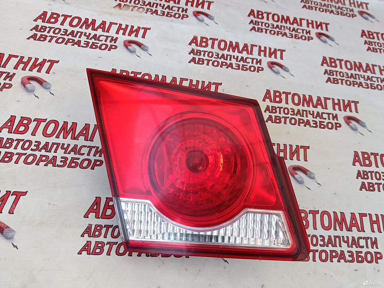 Фонарь крышки багажника Шевроле Круз седан