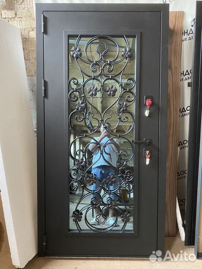 Дверь входная с терморазрывом и окном