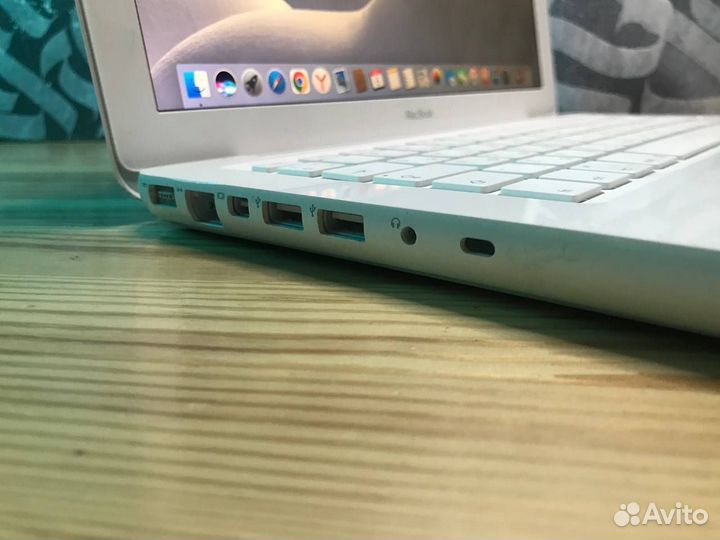 Белоснежный Apple MacBook Pro 13 2011