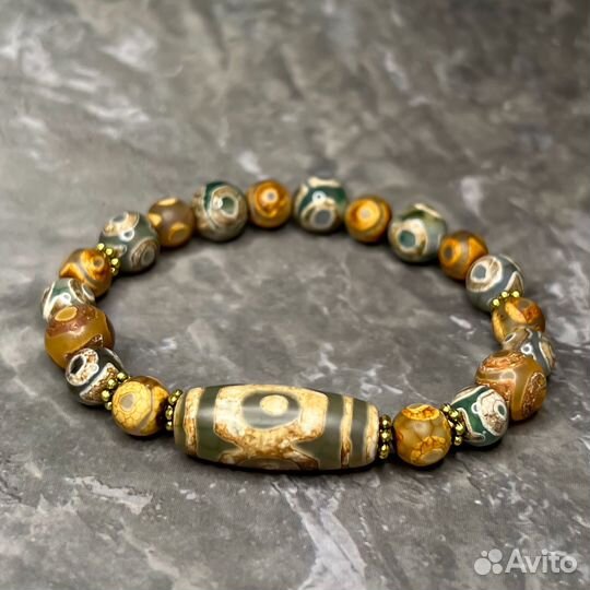 Браслет из бусин Дзи