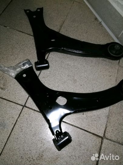 Передний рычаг правый Toyota Avensis t250