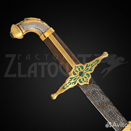 Восточная сабля с зелеными камнями