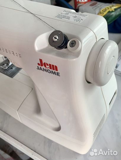 Швейная машина Janome