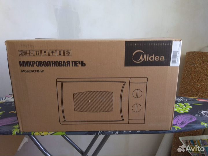 Микроволновая печь Midea MG820CFB-W