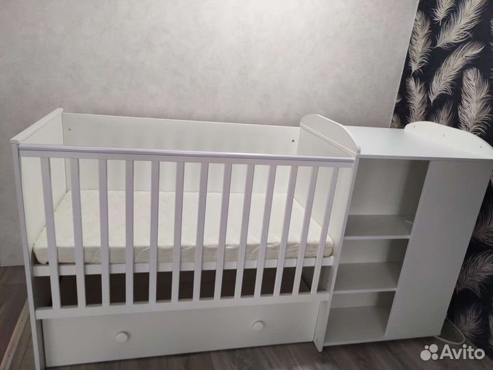 Продам детскую кроватку с комодом