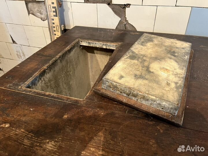 Старинный холодильник