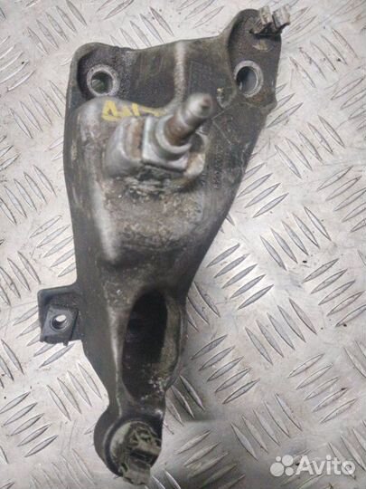 Кронштейн опоры левый двигателя Renault Daster 2.0