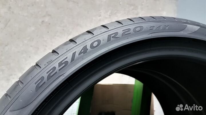 Pirelli P Zero PZ4 225/40 R20 94Y