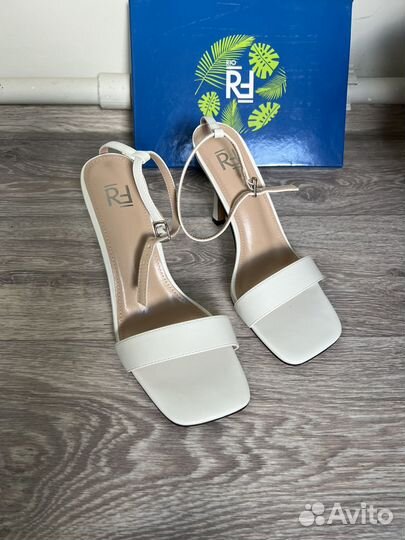 Босоножки на шпильке 39 белые