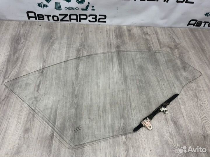 Стекло двери переднее правое Nissan Almera B10