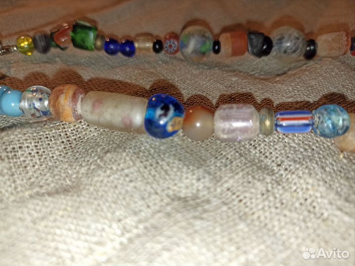 Яркие стеклянные бусы