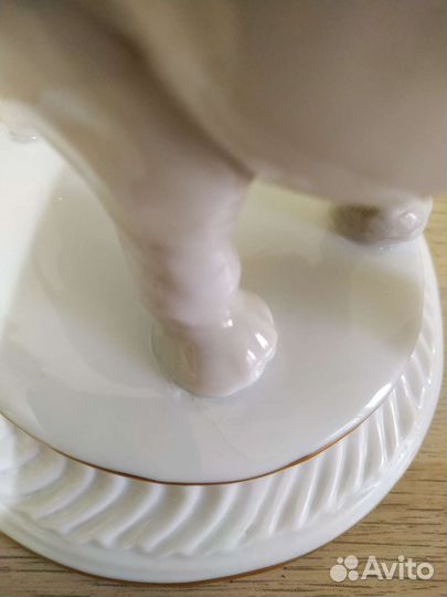 Фарфоровая статуэтка слон