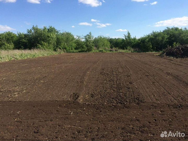 Вспашка земли японским минитрактором
