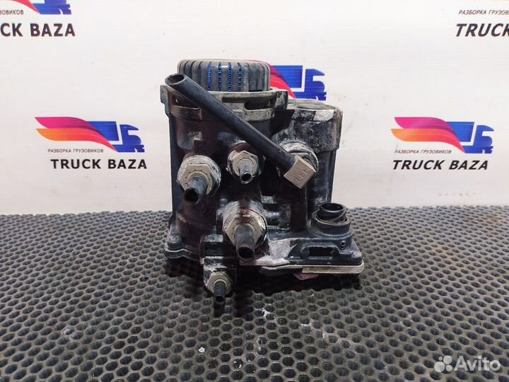 Кран управления тормозами прицепа