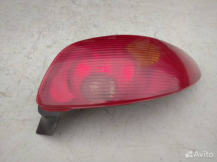 Фонарь задний правый Пежо 206