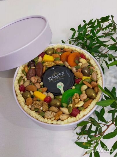 Подарочный набор из орехов и сухофруктов