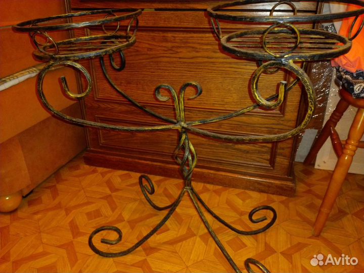 Подставка для цветов металлическая