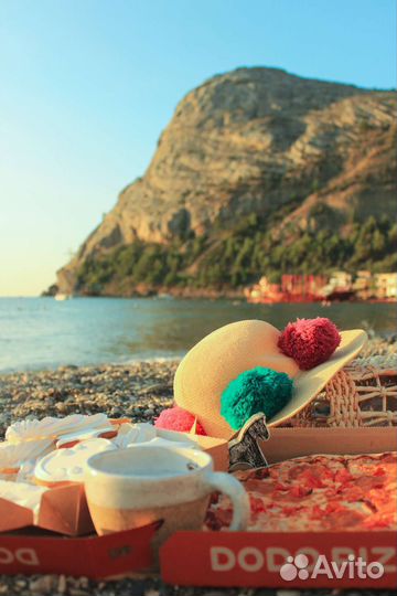 Эффектная шляпа с помпонами и сумочка с бусинами