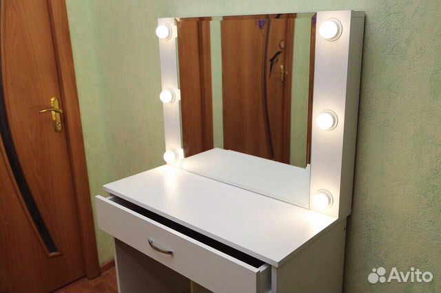 Туалетный столик с зеркалом для визажиста