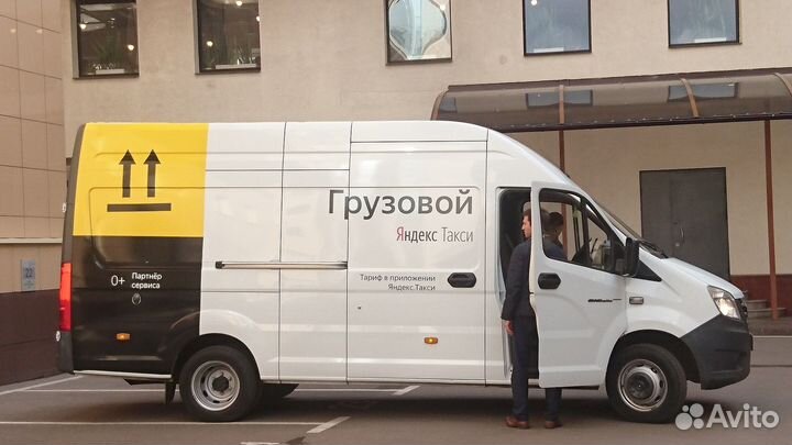 Водитель со своим грузовым авто