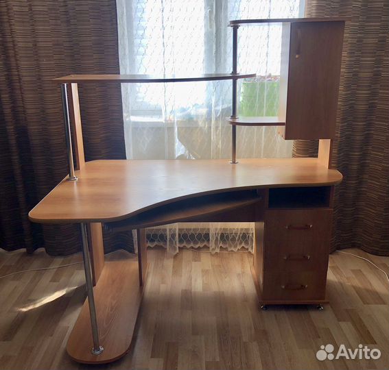 Компьютерный стол угловой