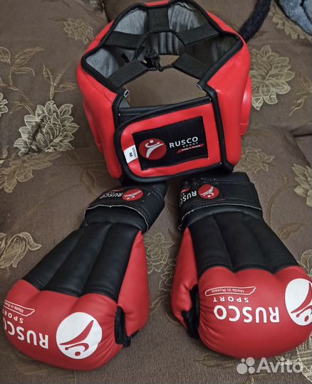 Шлем и перчатки для рукопашного боя