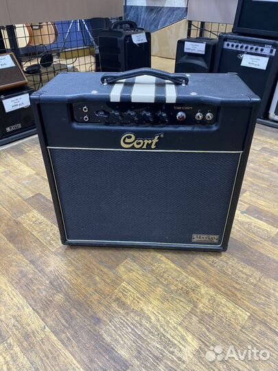 Ламповый комбоусилитель Cort CMV-15EU