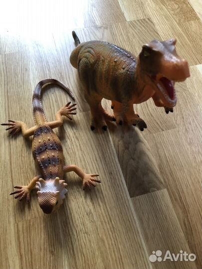 Игрушки ящер и динозавр