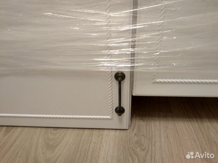 Полка навесная белая