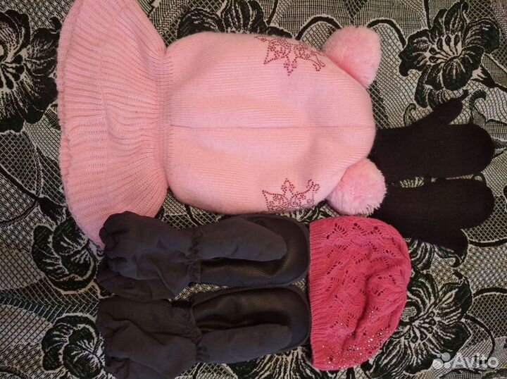 Шапка шлем, шапка тонкая вязаная, варежки 2 пары