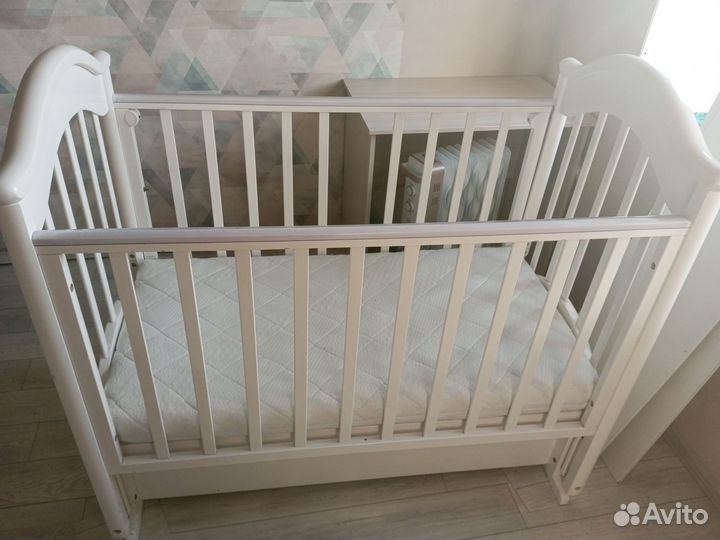 Детская кроватка с маятником