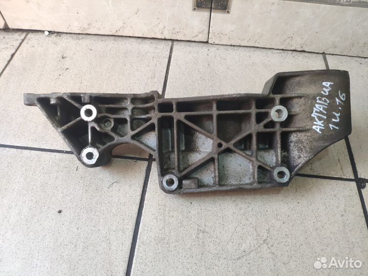 Кронштейн генератора Skoda Octavia 1 (A4)