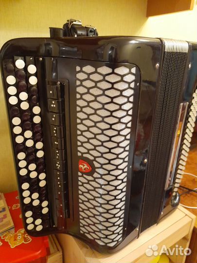 Готово-выборный цельнопланосный 4-х голосый баян