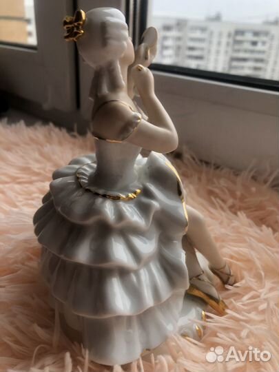 Статуэтка фарфор. Балерина с зеркальцем